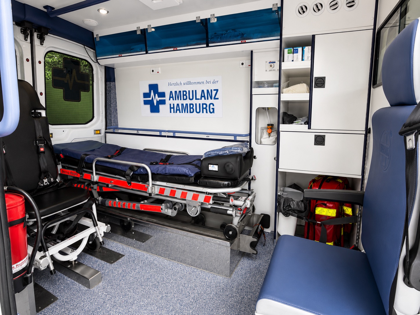 Innenraum eines Ambulanz-Hamburg-Fahrzeugs mit Trage, Sitzplatz und medizinischer Ausstattung