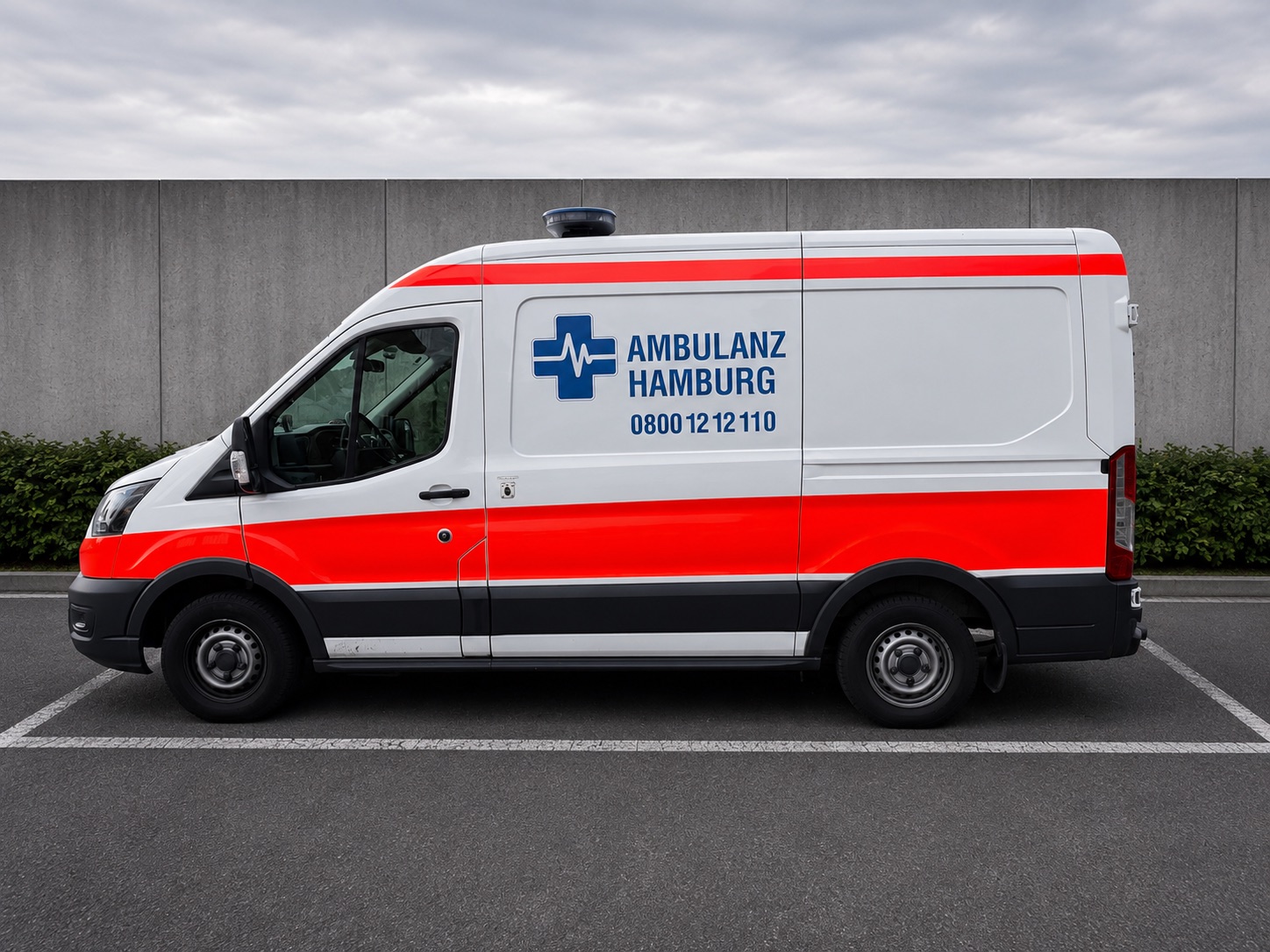 Seitliche Ansicht eines weiß-roten Fahrzeugs von Ambulanz Hamburg